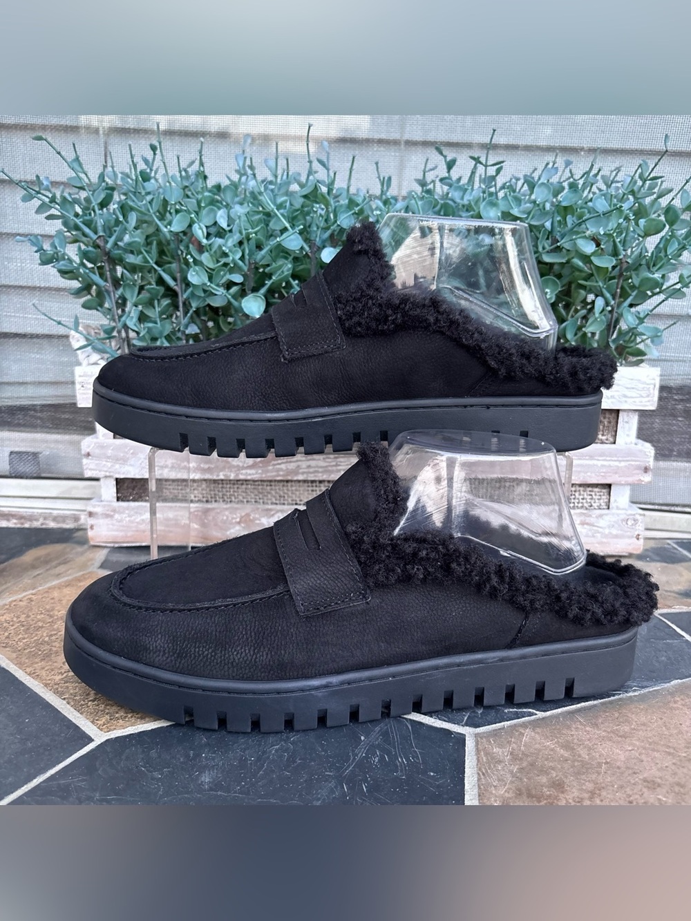 VIONIC UPTOWN FAUX SHEARLING MULE
SLIPPERS IN BLACK
